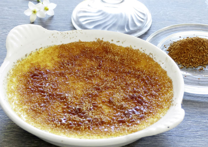 Crème brûlée von weißer Schokolade mit Bambu-Granité