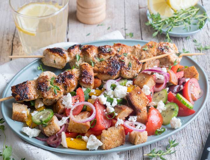 Griechischer Bauernsalat mit Pouletspießen