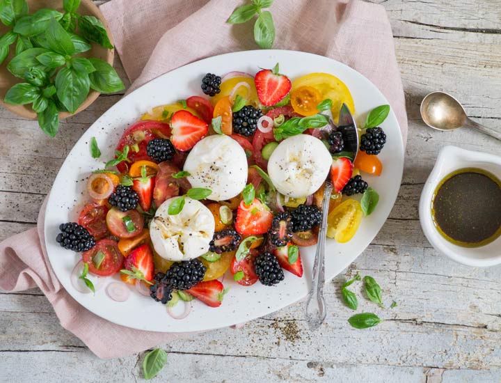 Burrata mit sommerlichem Tomatensalat