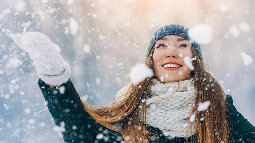 Frau im Winter bei geschwächter Immunabwehr
