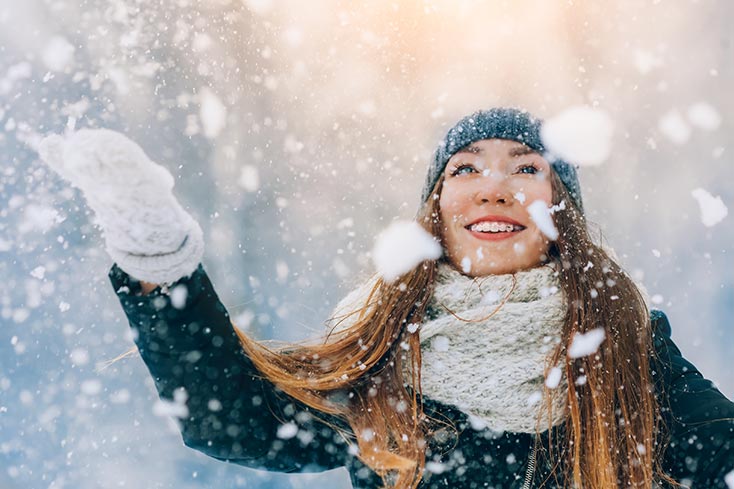 Frau im Winter bei geschwächter Immunabwehr
