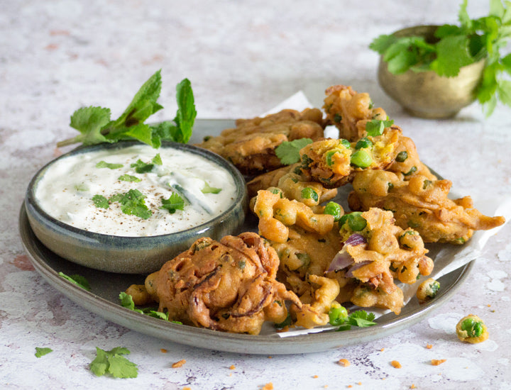 Erbsen-Pakoras mit Gurken-Raita