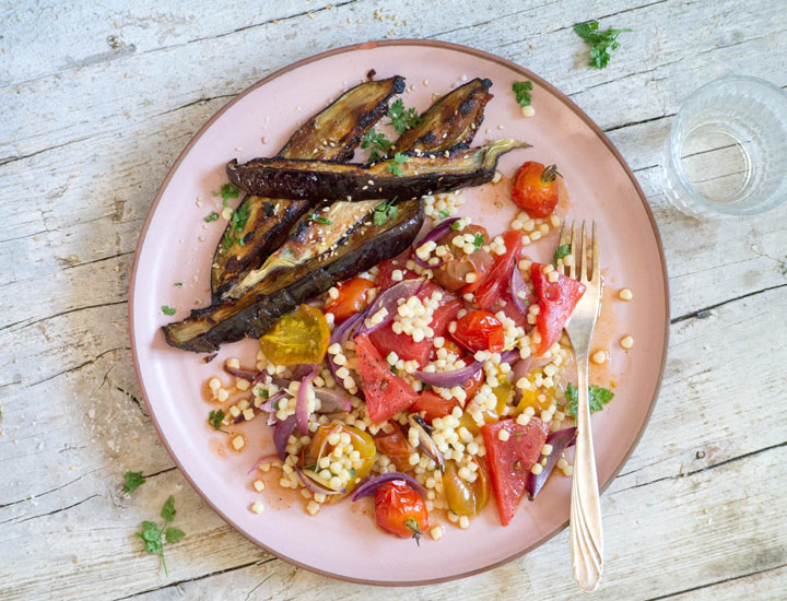 Fregola Sarda mit Tomaten, Wassermelonen und Miso-Auberginen