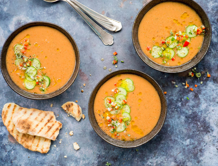 Sommerliche Gazpacho mit Grillbrot