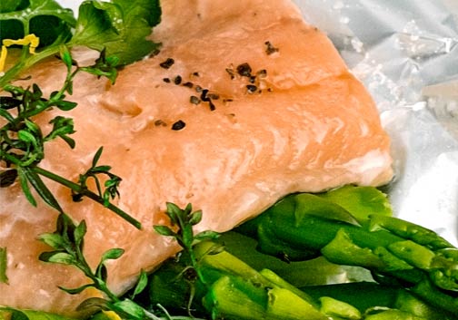 Geschmorter Fisch auf grünem Spargel