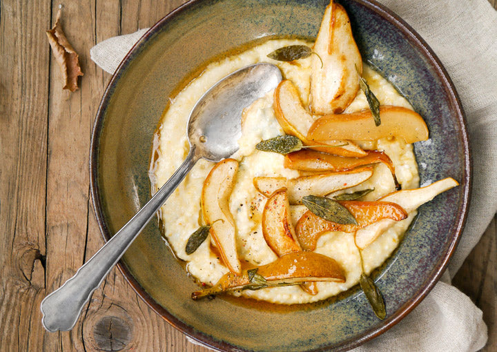 Gorgonzola-Polenta mit gebackenen Salbei-Birnen