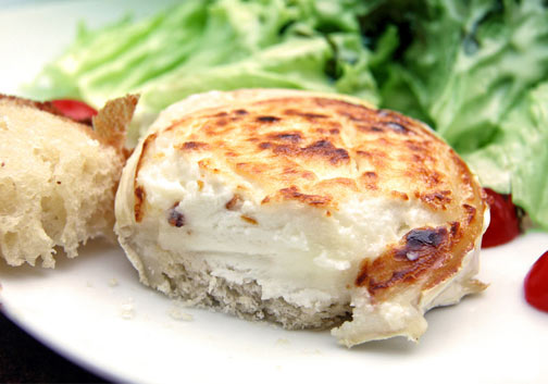 Gratinierter Ziegenkäse mit Frühlingssalat und Knoblauchcroûtons