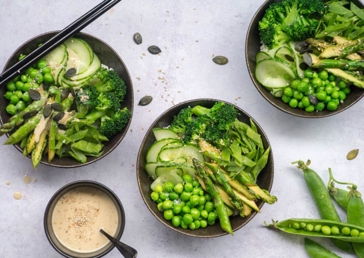 Green Bowl aus Spargel, Brokkoli, Erbsen, Gurken und Kefen