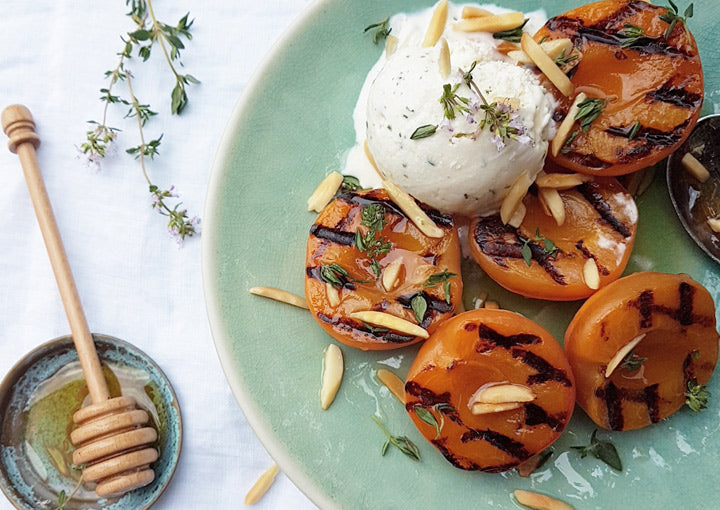 Grillierte Aprikosen mit Thymian-Eiscreme