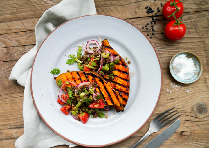 Grillierte Süßkartoffeln mit Linsensalat