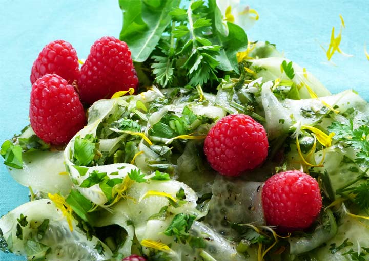 Gurken-Wildkräutersalat mit Himbeeren