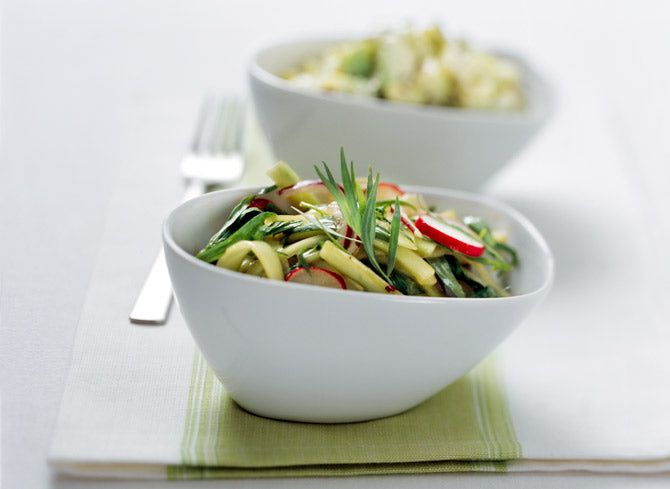 Zwei Gurkensalate