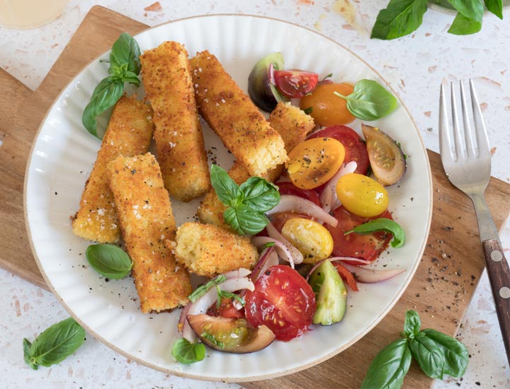 Hirse-Sticks mit Tomatensalat