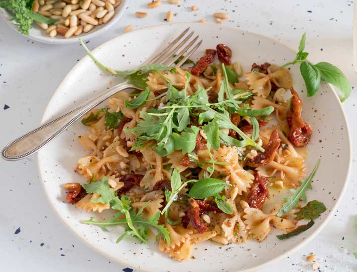 Italienischer Pastasalat mit Rucola