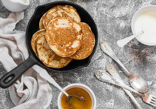 Gefüllte Joghurtcrêpe mit Honig-Ingwer-Schaum und Aprikosen