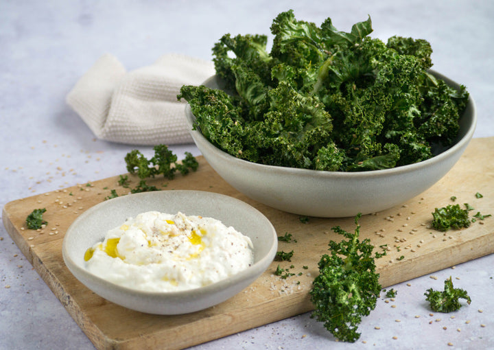 Kale-Chips mit Knoblauch-Dip