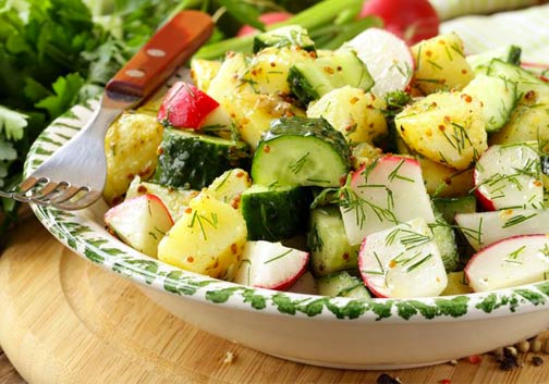 Kartoffelsalat mit frischen Gurken
