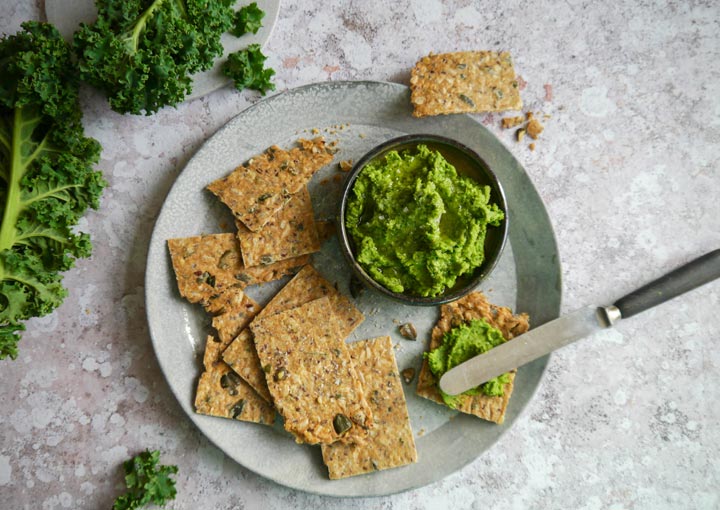 Knäckebrot mit Federkohl-Dip