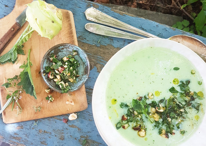Kalte Kohlrabi-Buttermilchsuppe mit Kräutercremolata