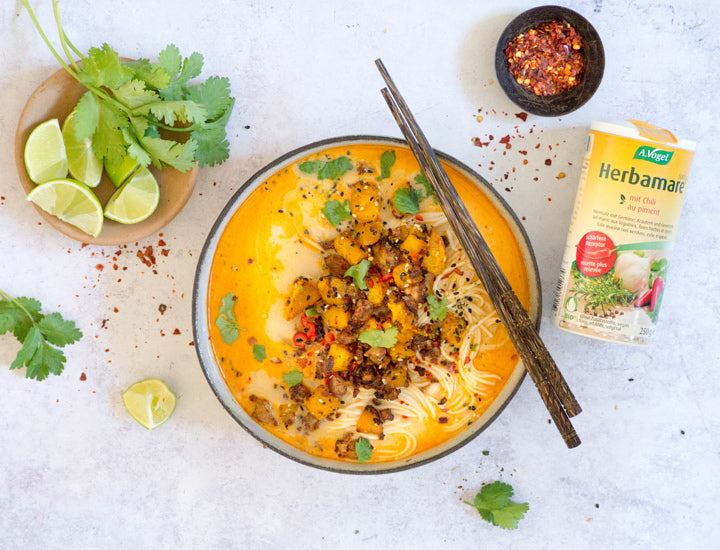 Kürbis-Laksa-Nudelsuppe mit Tofu-Crunch