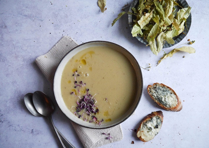 Lindenblütencremesuppe mit Roquefort-Toast