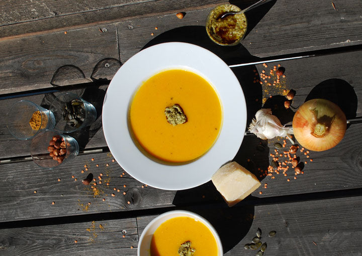 Linsen-Kürbissuppe mit Pesto