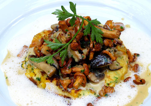 Maisblini mit Pilzragout