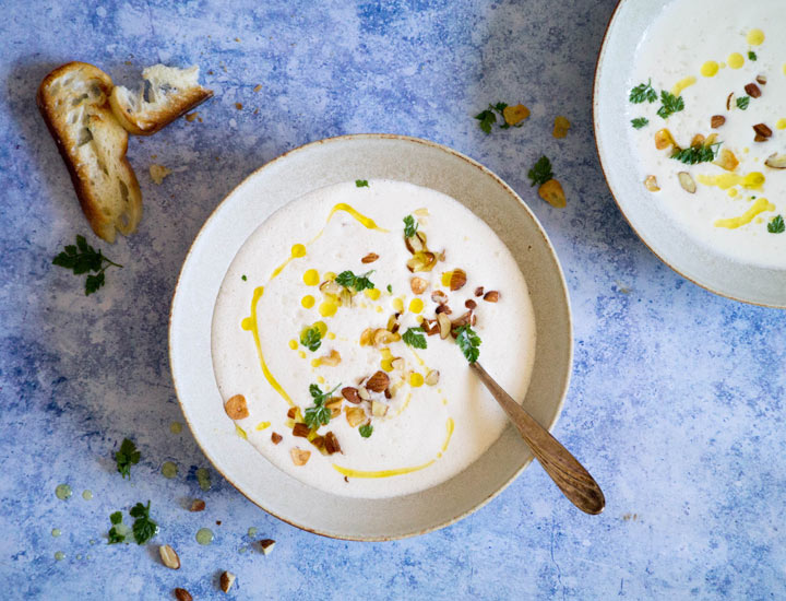 Kalte Mandelsuppe mit Knoblauch