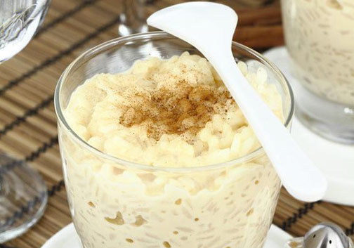 Milchreisbecher mit würzigen Früchten