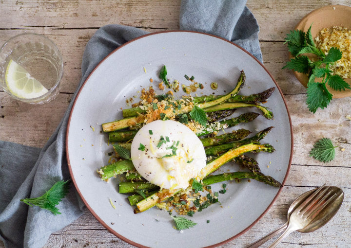 Ofen-Spargel mit Brennnessel-Crunch
