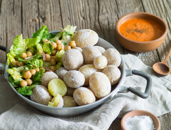 Papas arrugadas mit Mojo rojo und Lattichsalat
