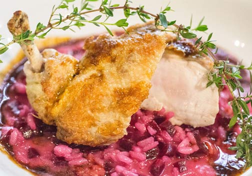 Rote-Bete-Risotto mit Pouletbrüstchen