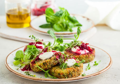 Naturreistaler mit gelber Paprikasauce und Bockshornkleesprossen