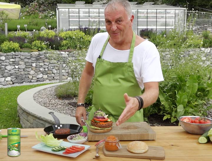 Veganer Burger mit kalter Tomatensauce