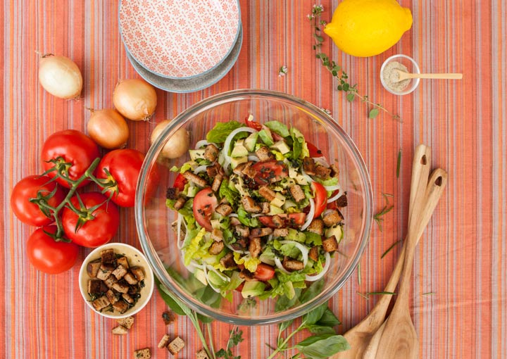 Römersalat mit mediterranen Brotcroutons