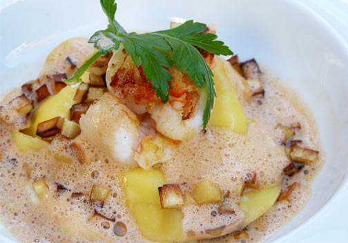 Scampi-Raviolo mit Pastinaken