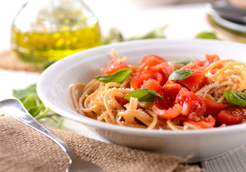 Sellerie-Piccata auf Vollkorn-Spaghetti mit italienischer Sauce und feinen Sprossen