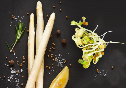 Spargel auf Sprossen mit Haselnusskruste