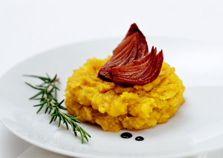 Portweinzwiebeln mit Süßkartoffelpüree