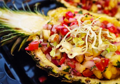 Gefüllte überbackene Ananas