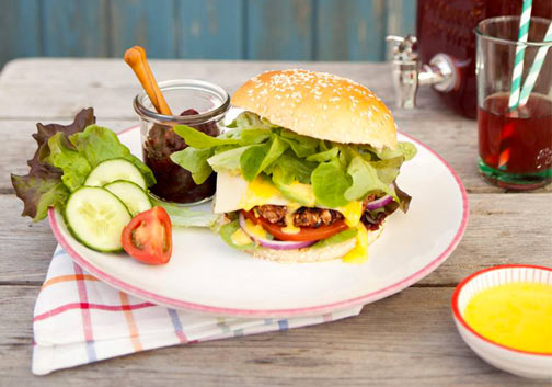 Scharfer Veggie Burger mit Kartoffelecken