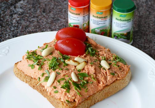 Vollkornbrot mit Tofu-Tomaten-Aufstrich