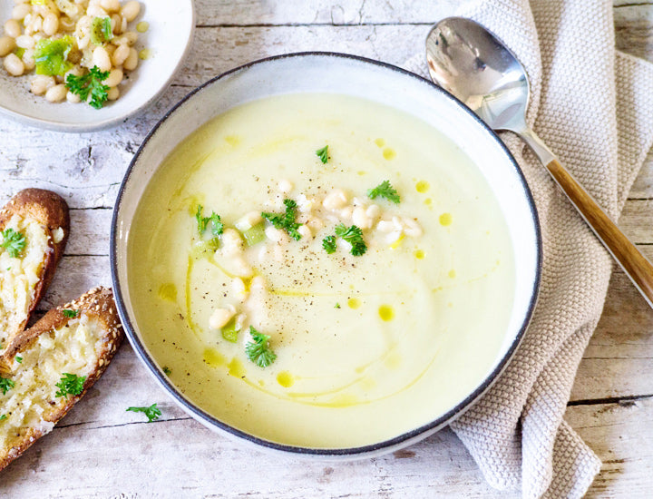 Weiße Bohnensuppe mit Knoblauchbrot